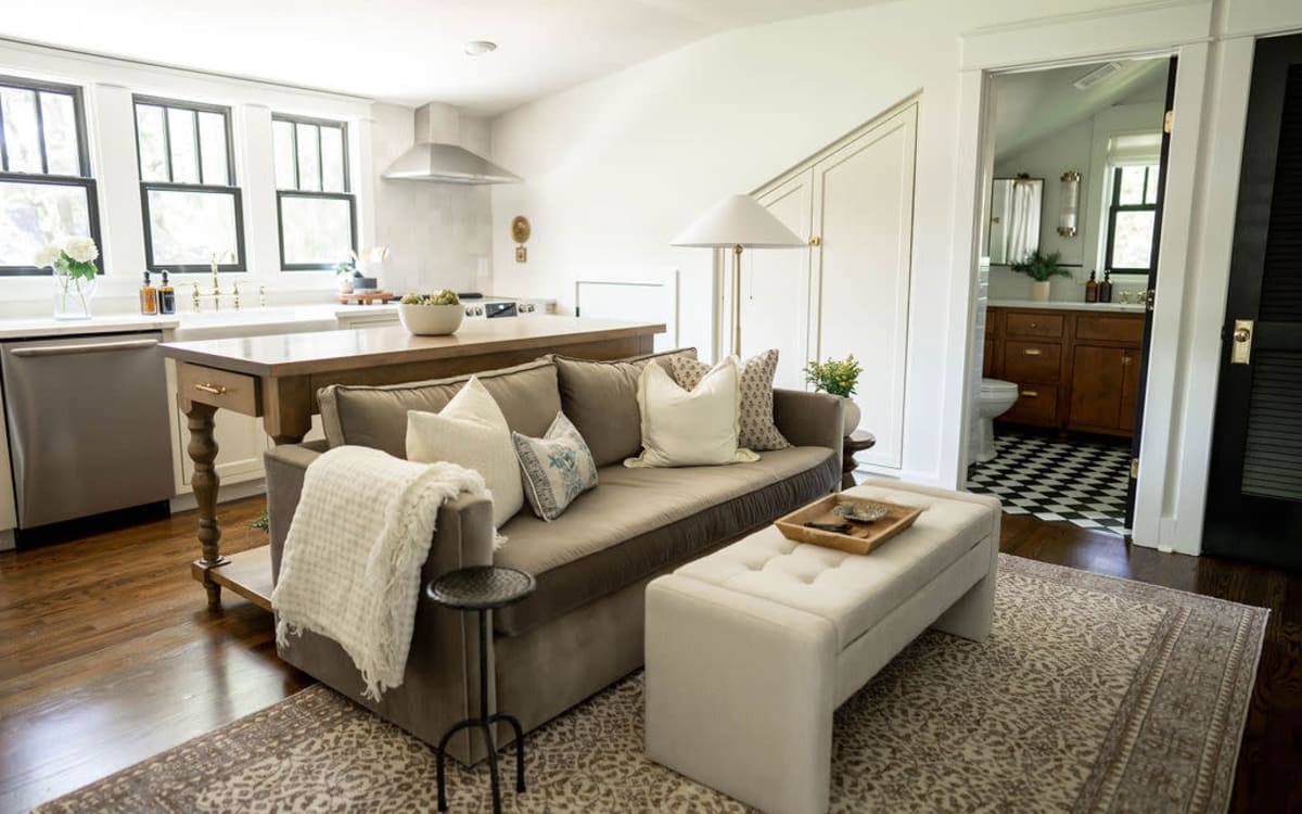 Cozy & Curated Carriage House, Nashville, TN Production Peerspace