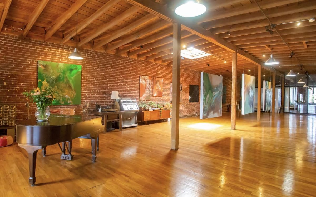 Stunning Artist Loft with Vintage touches, Skyline views and Lush ...