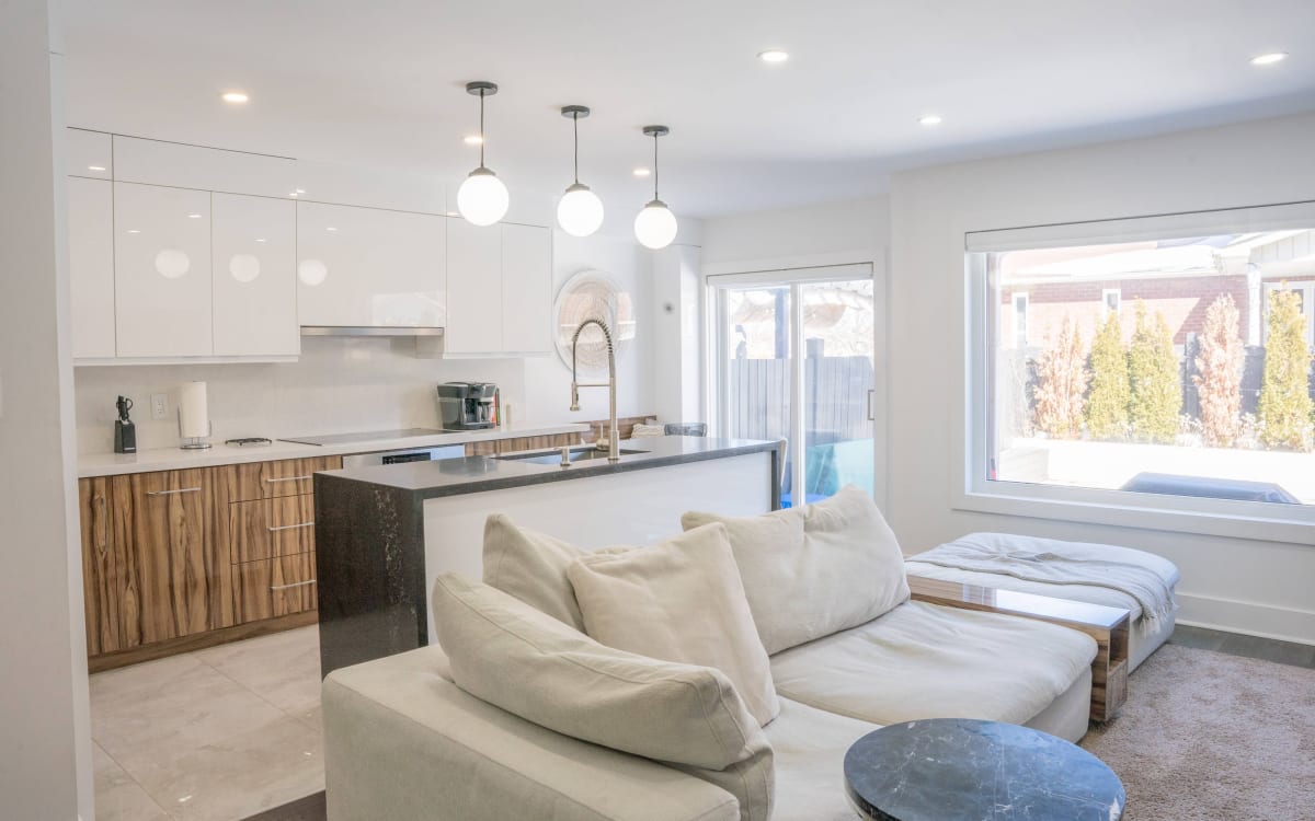 A 2000+ Sqft Chic Furnished Town Home with Lots of Natural Light and Pool, Ajax Event Peerspace