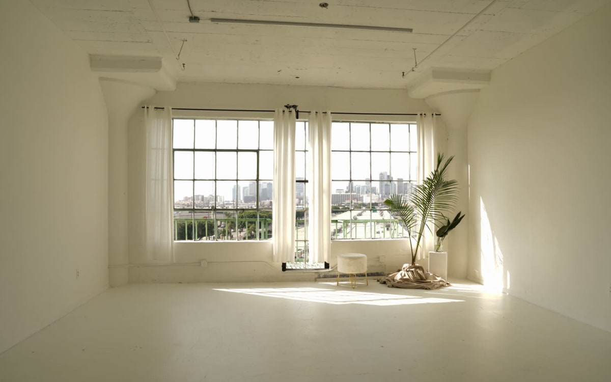 RENOVATED Modern Daylight Studio with Amazing DTLA Skyline View, LOS