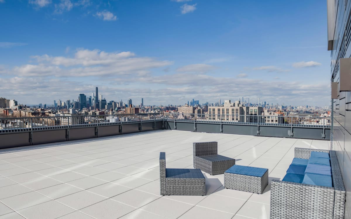 Top floor apartment with huge private balcony and stunning Skyline view