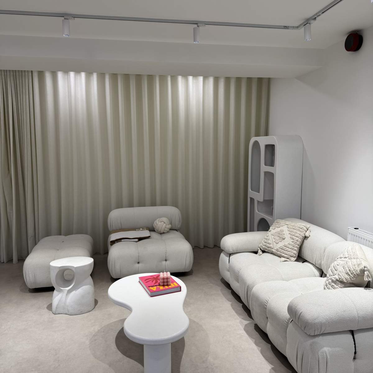 Trendy Aesthetic Decorated Studio with Adjustable Lighting Rails in London Image in Loughton Civil Parish, London, ENG