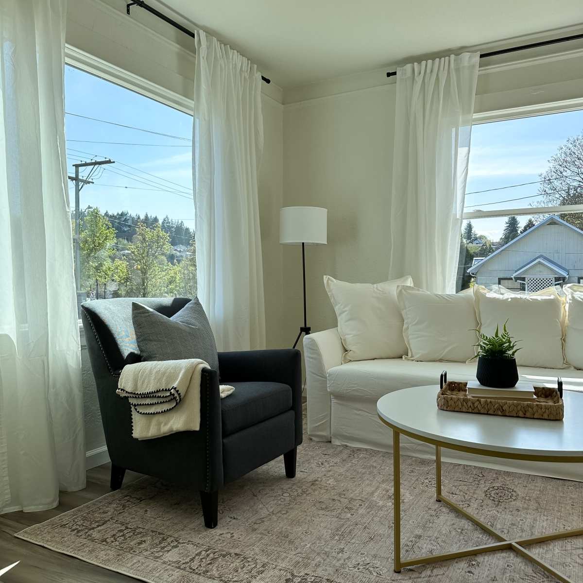 Off Grid Homes: Revolutionizing Sustainable Living - Cozy Light-Filled Off-Grid Homes