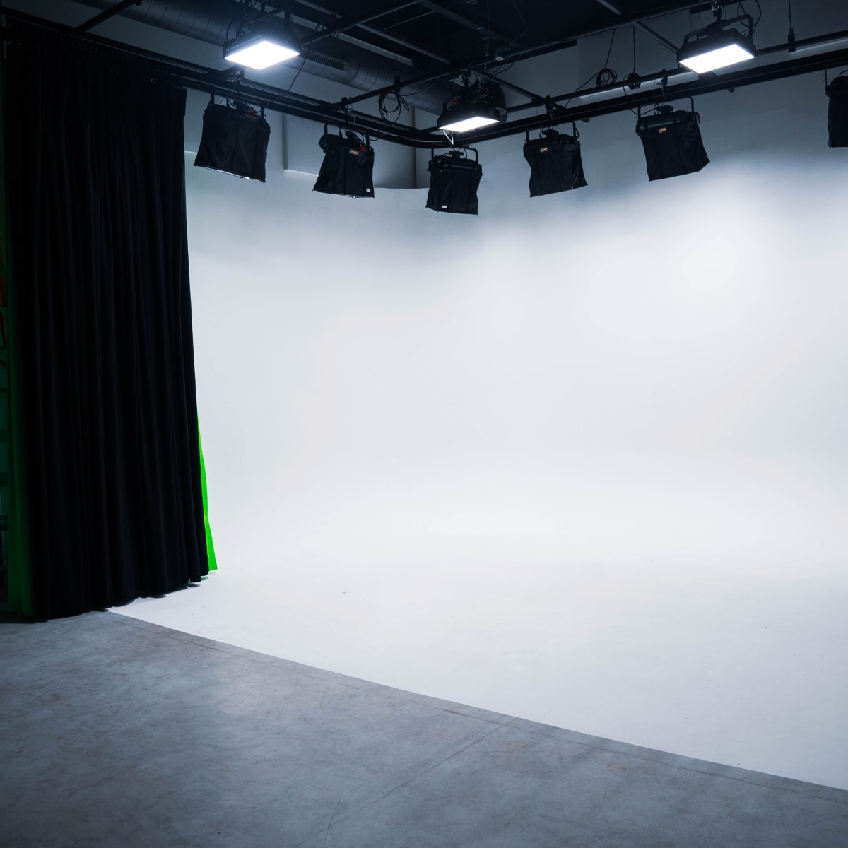 Mid sized studio event space with open floor plan, Philadelphia, PA ...