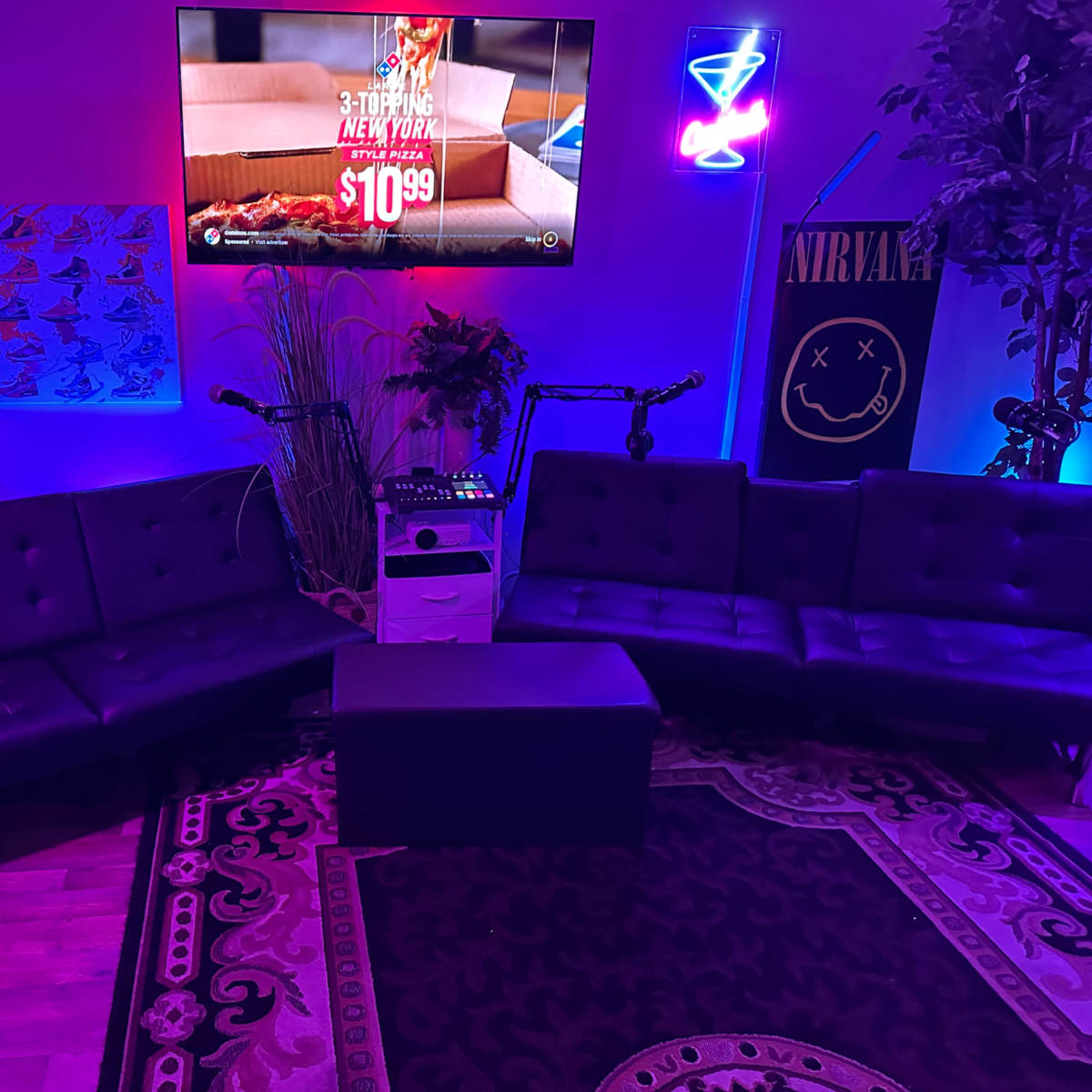 Creative Content Creator Studio Space (Podcast, Photo, Video, Interview ...