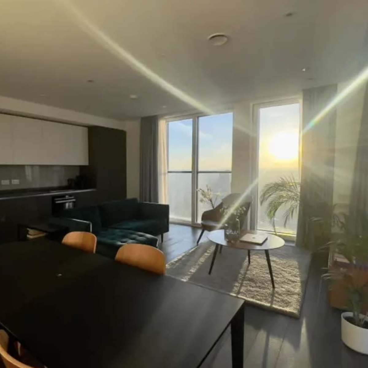Natural Sun Light Skyline City View Cozy Modern Apartment in London Image in East Village, London, ENG
