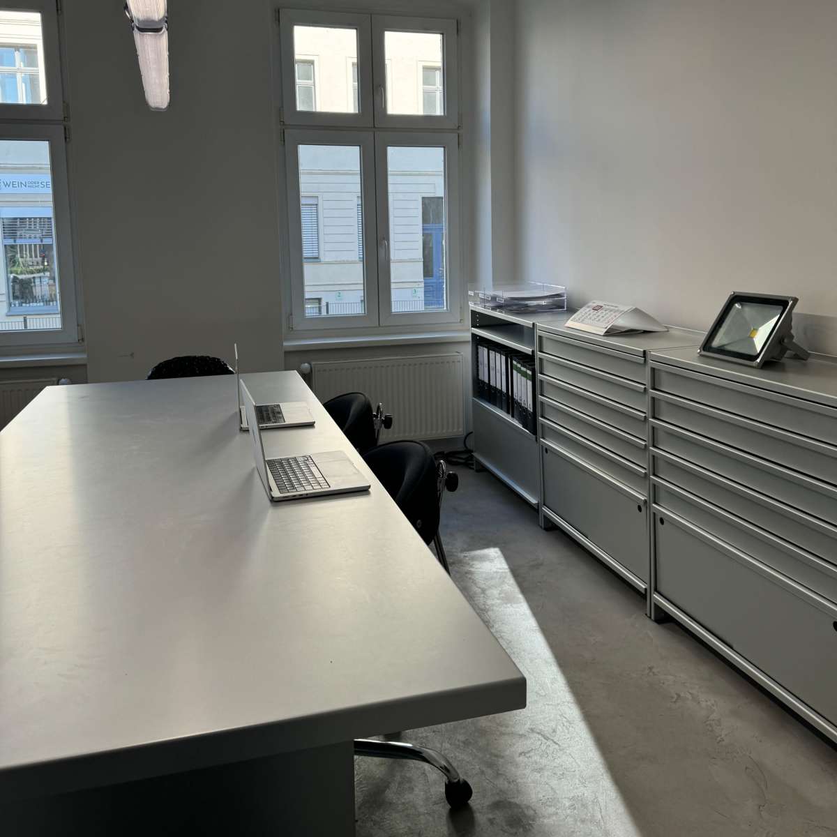 Exklusiver Event- und Office Space – Ein Design-Meisterwerk mit einzigartigen Möbeln und außergewöhnlichen Objekten. in Berlin Image in Mitte, Berlin, 