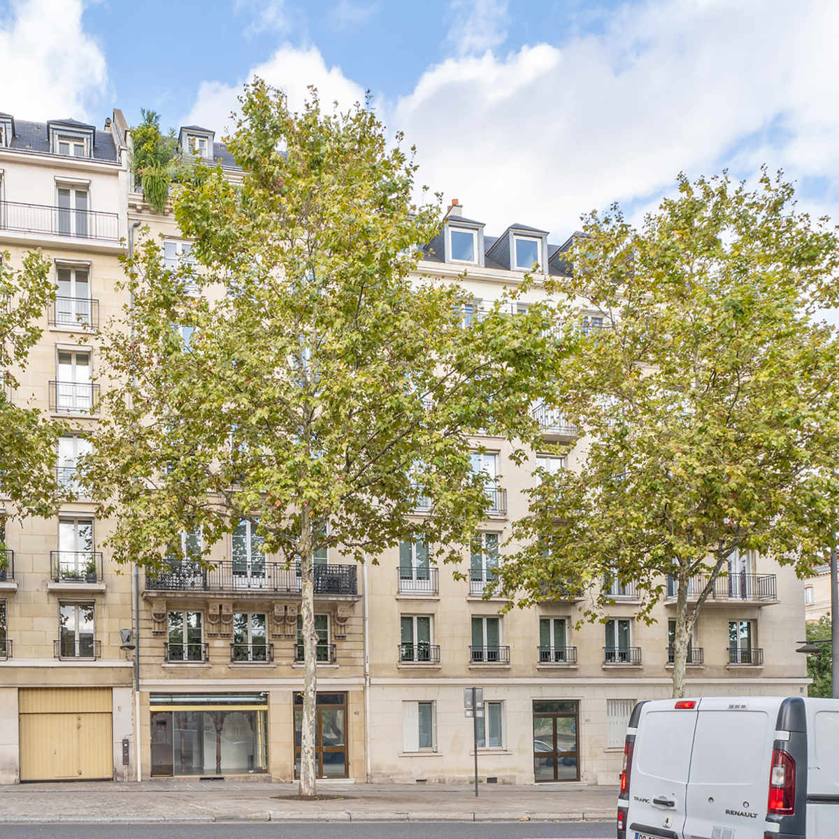 Magnifique galerie d'art au centre de Paris sur quais de Seine face Ile Saint-Louis in paris Image in Quartier Saint-Paul, paris, 