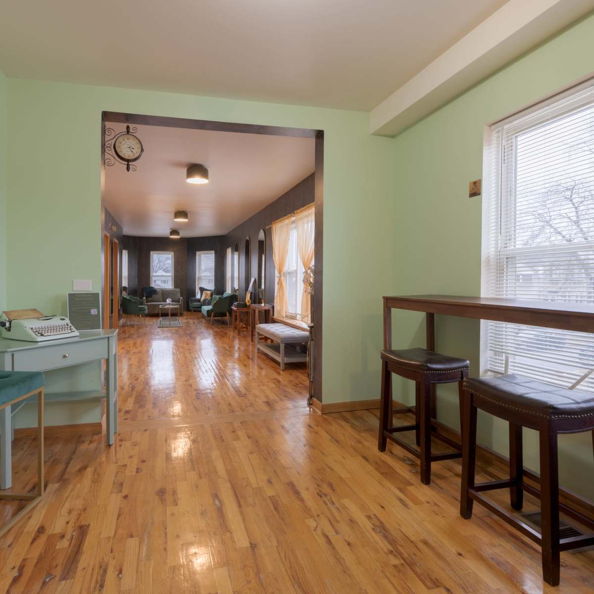 LUXE Vintage Green Loft - 10min to Downtown, Movie Rm, Student & Family-Friendly in Chicago Image in Canaryville, Chicago, IL