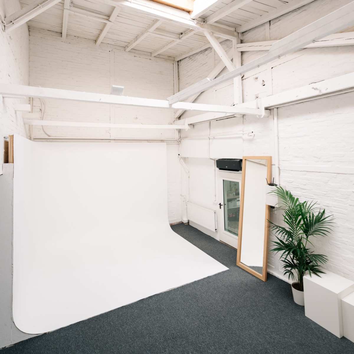 A creative room with excellent natural lighting from above, perfect for photo shoots and creative filming! in Berlin Image in Oberschöneweide, Berlin, 