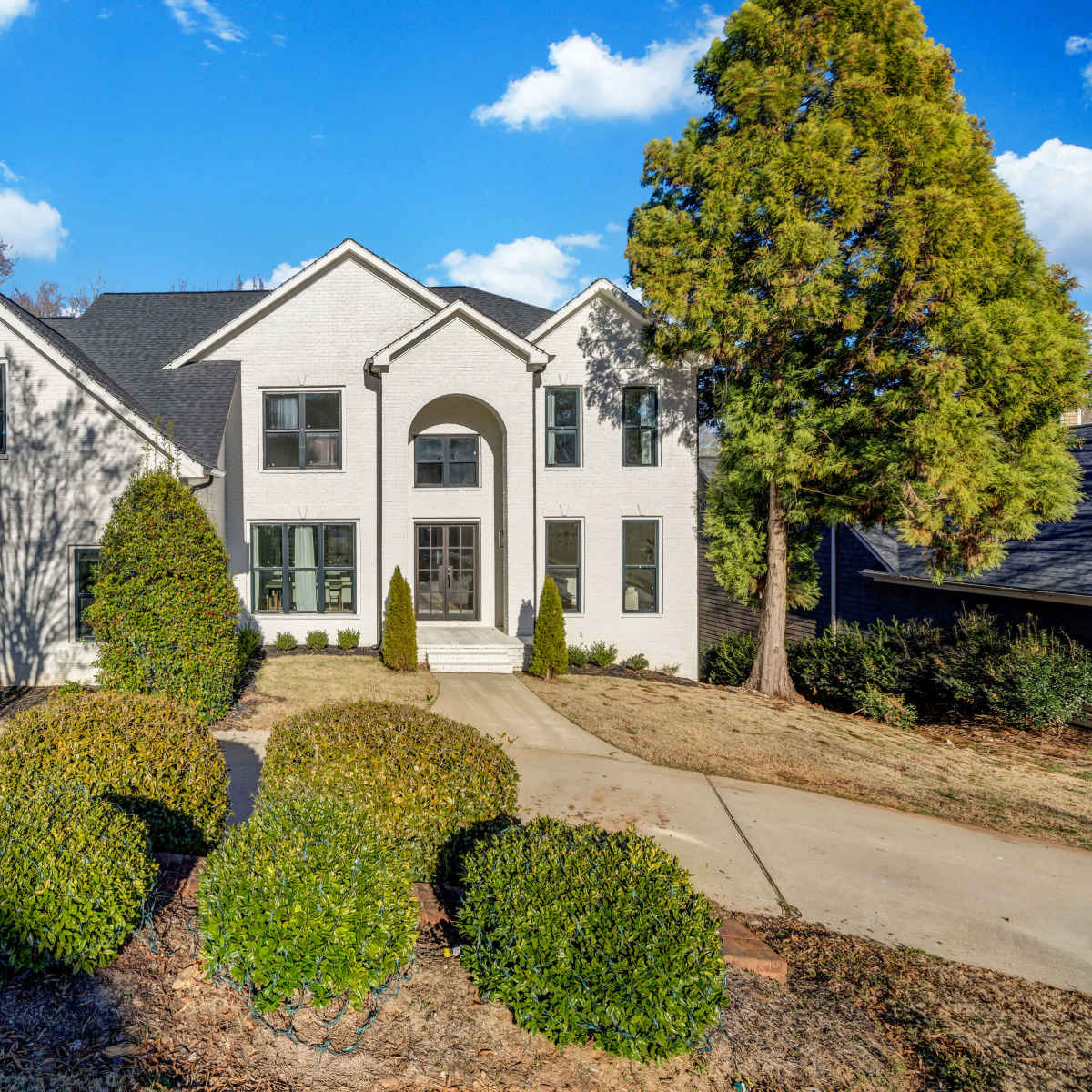 Luxurious Modern Whitehouse Haven – Ideal for Intimate Events and Productions in Mableton Image in Vinings Estates, Mableton, GA