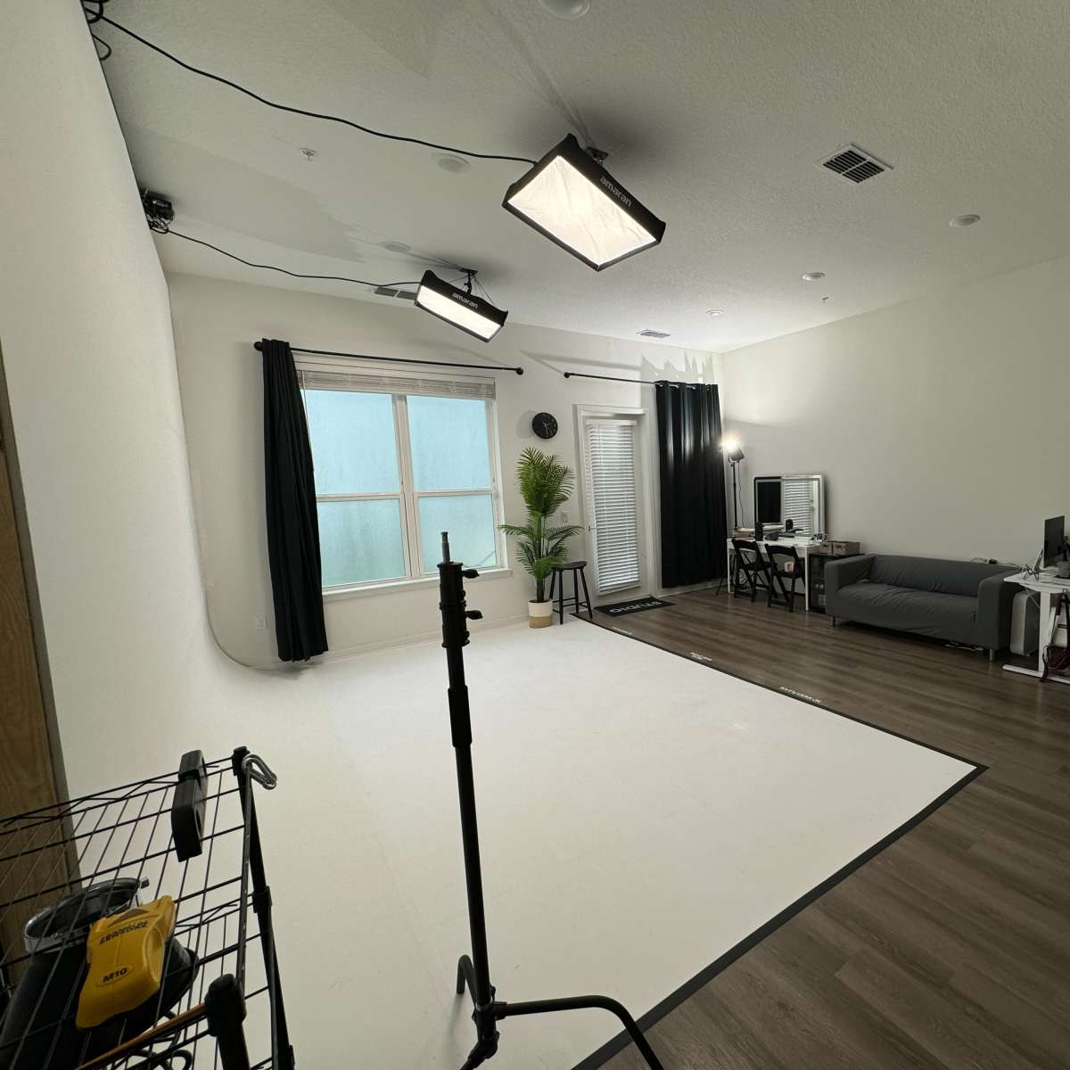 Natrual light Studio with a cyc wall in Orlando Image in Colonialtown North, Orlando, FL