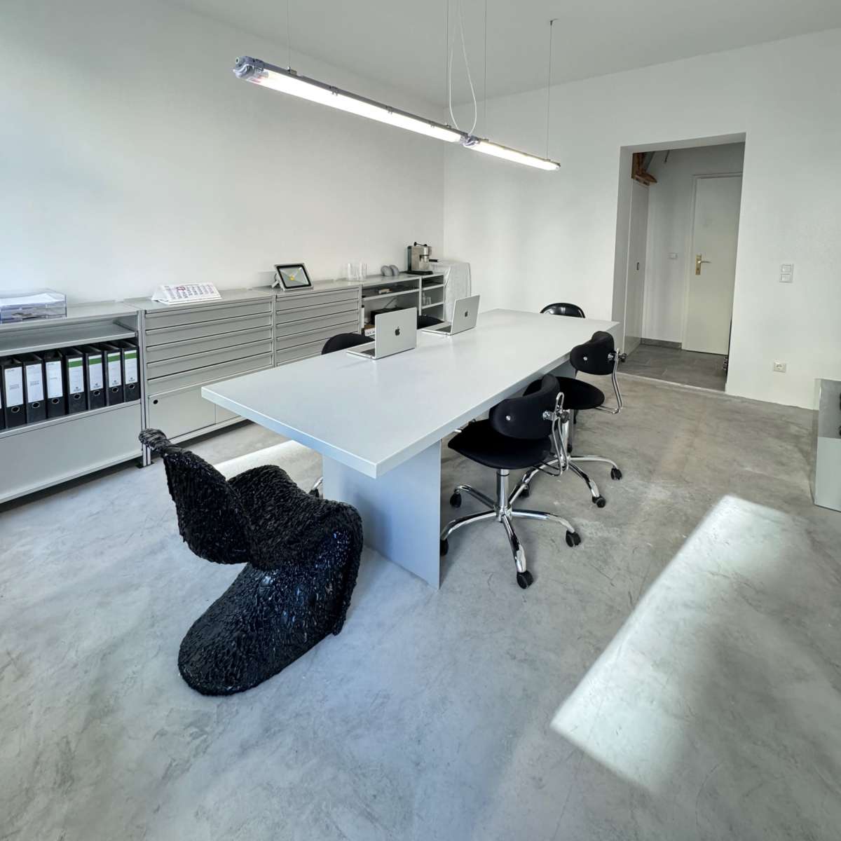 Exklusiver Event- und Office Space – Ein Design-Meisterwerk mit einzigartigen Möbeln und außergewöhnlichen Objekten. in Berlin Image in Mitte, Berlin, 