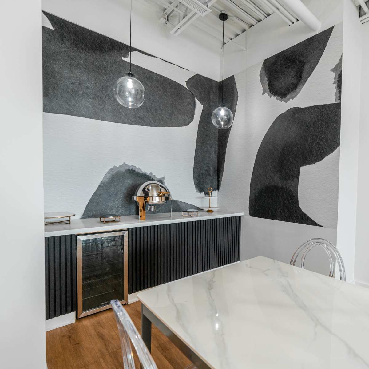 Curated Modern Black and White Ajax Studio Space Lots of Natural Light in Ajax Image in Ajax, Ajax, ON
