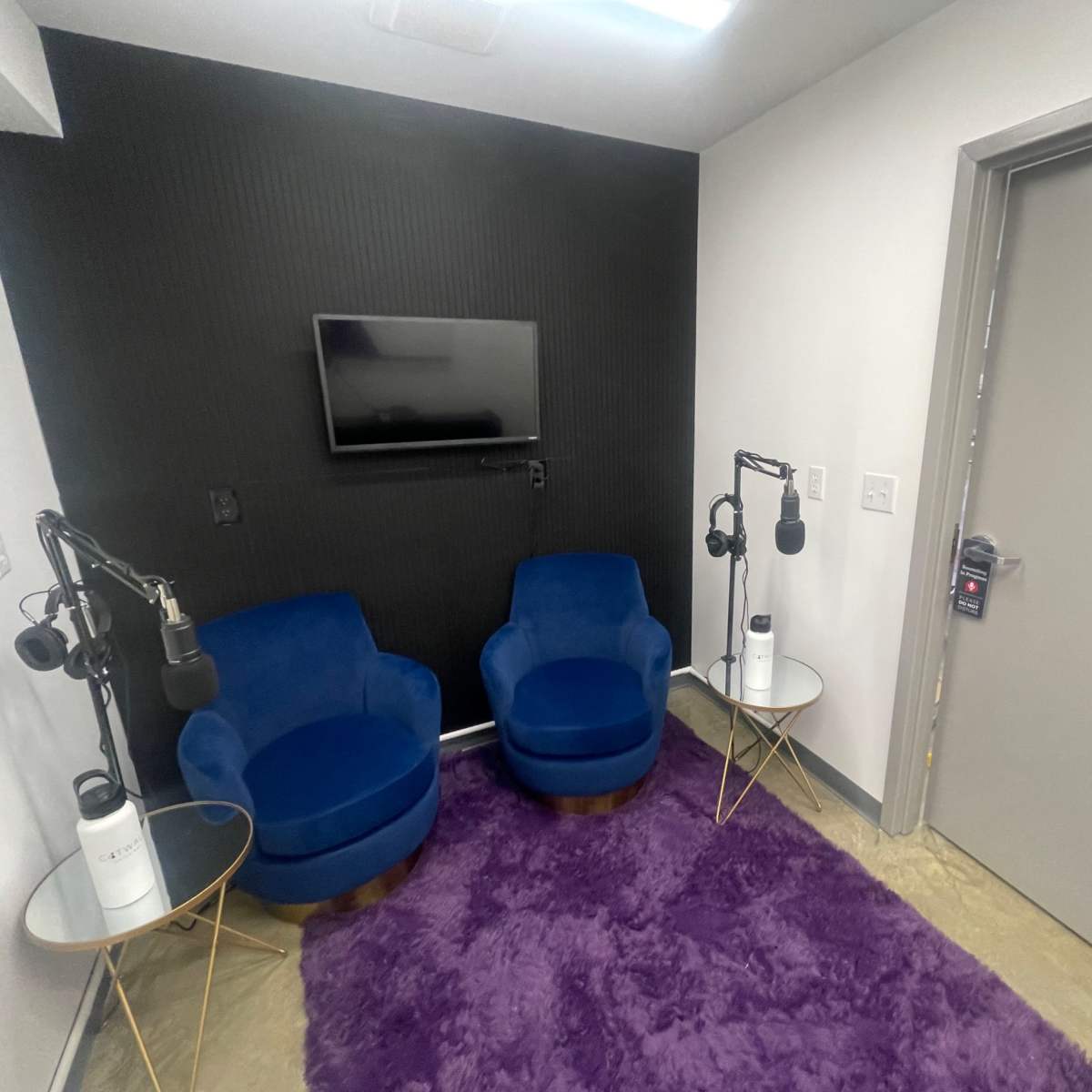 Catwalk Selfie Bar - fully equipped podcast studio in Coraopolis Image in Robinson Township, Coraopolis, PA