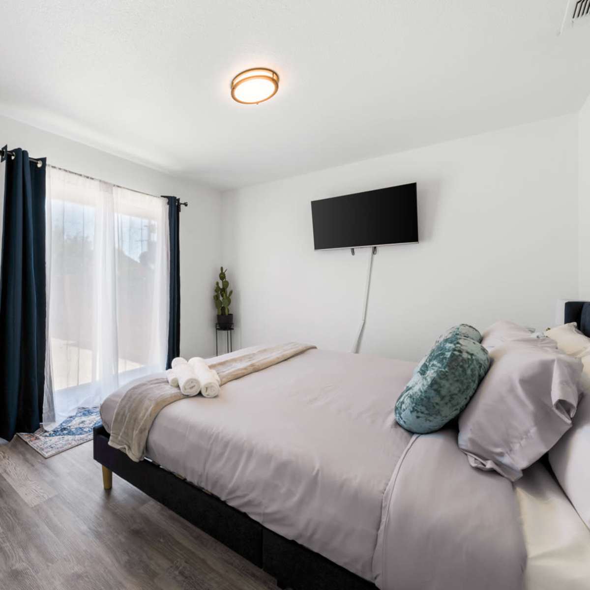 4-Bedroom Cactus-Themed Retreat with Plush Beds, Sacramento, CA | Off ...