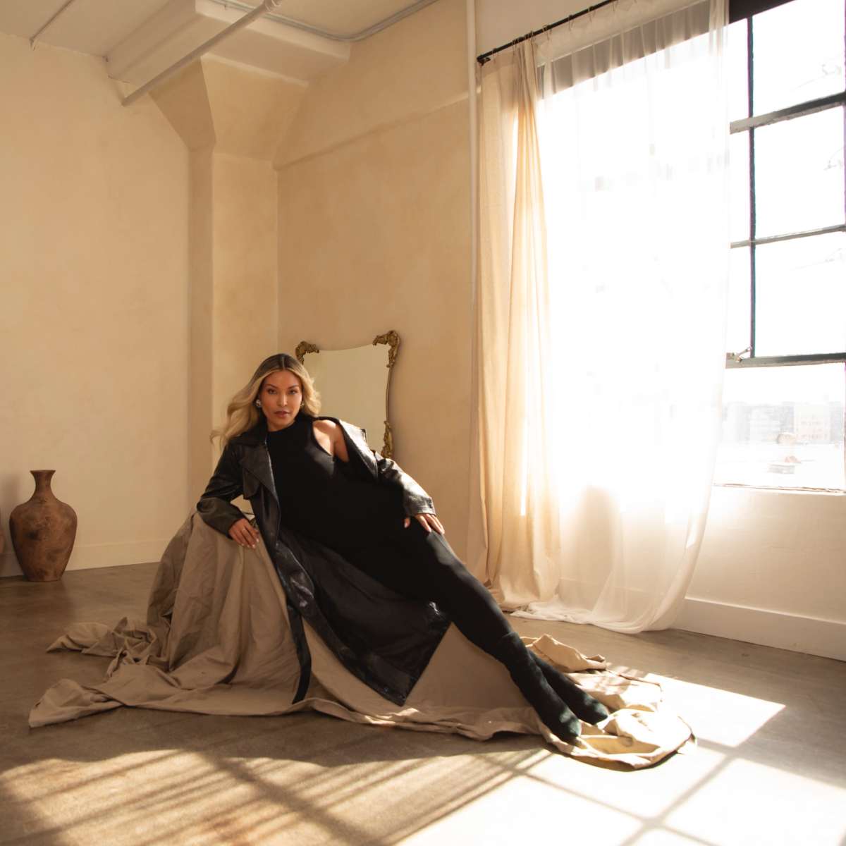 Minimalist Chic Natural Light Studio with white seamless backdrops in Los Angeles Image in Central LA, Los Angeles, CA