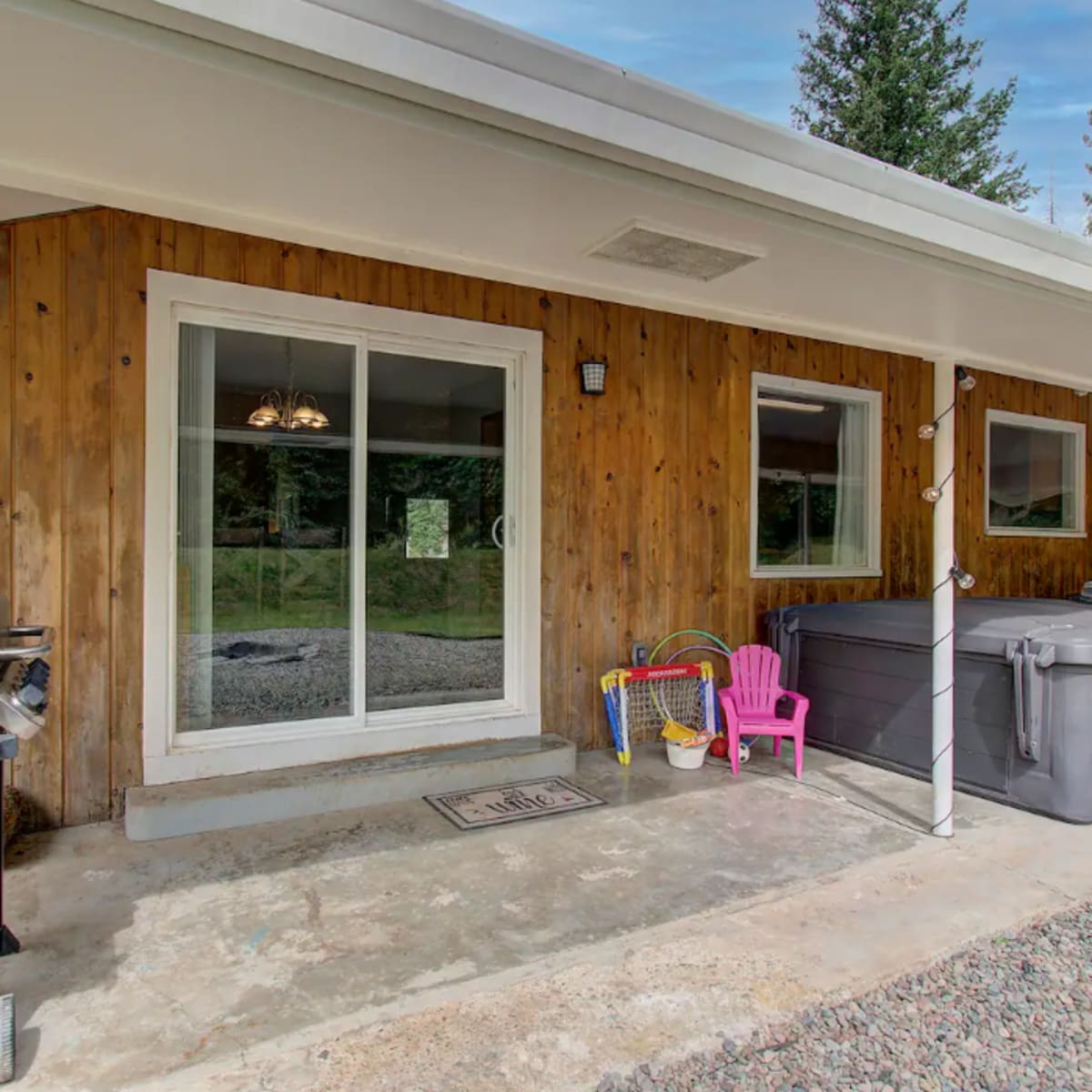 Large rustic property w/ private hot tub, open concept living area, over an acre of property in Battle ground Image in Dollar Corner, Battle ground, WA