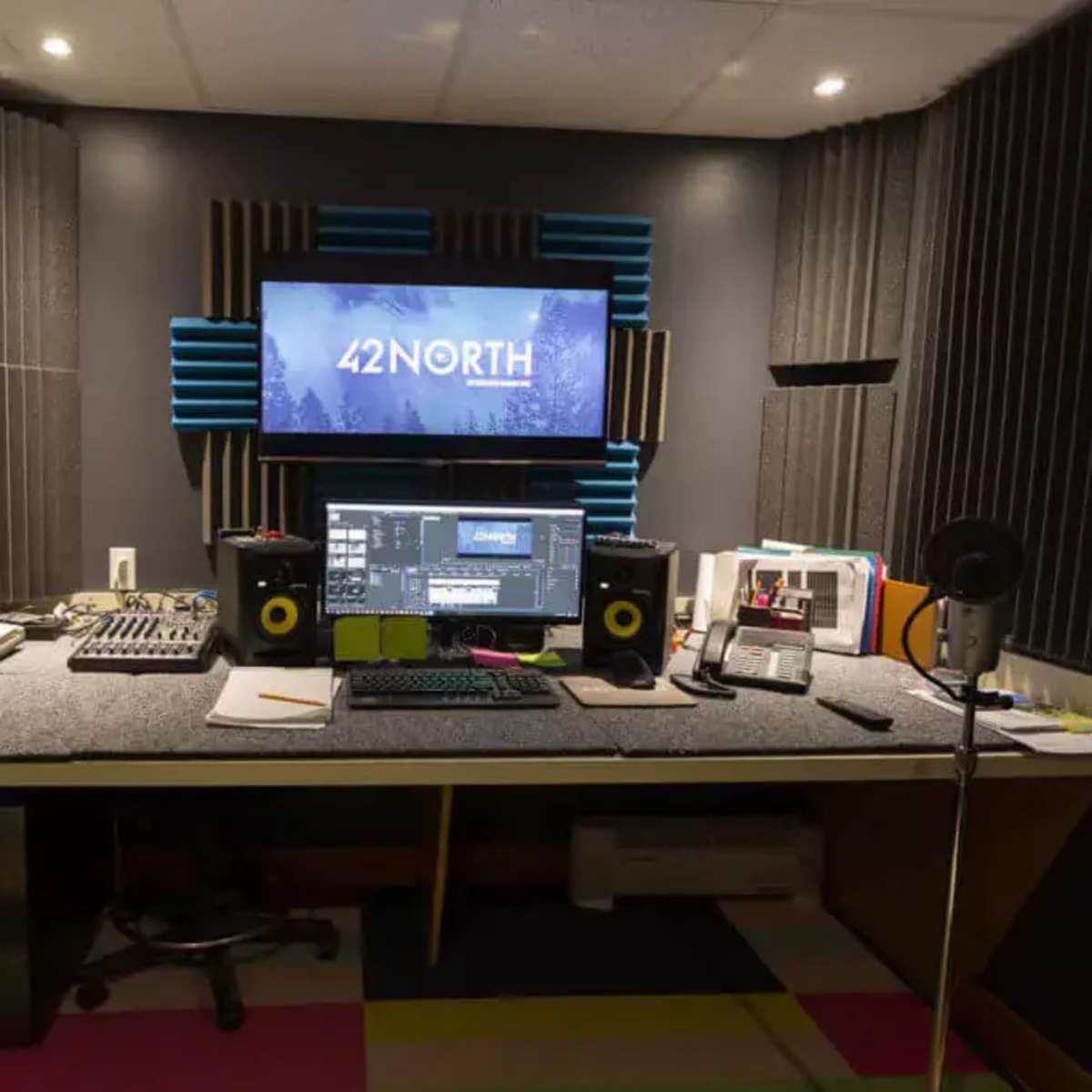 1000 Sq. ft. Film Studio — Cyclorama, Recording Room, Green Room ...