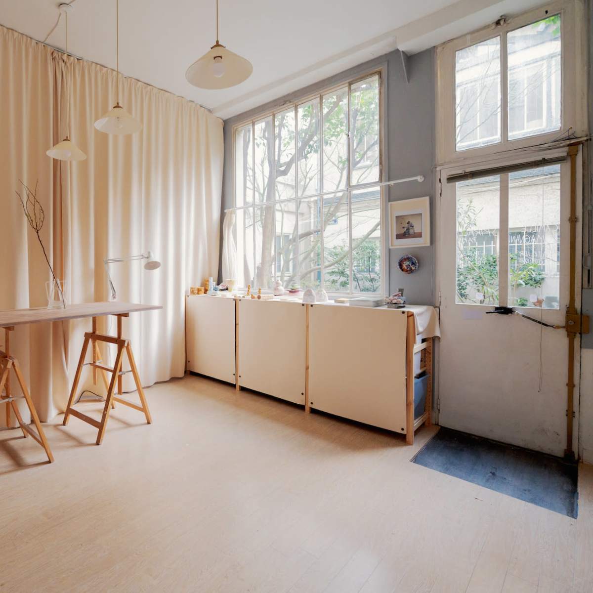 Authentique  atelier d’artiste parisien , sur le canal saint Martin in Paris Image in Porte-Saint-Martin, Paris, 