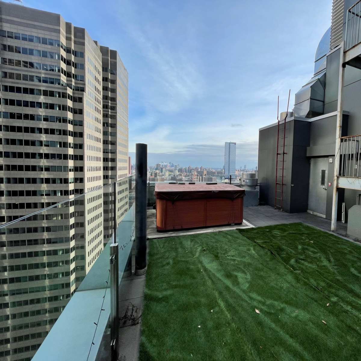 High Rooftop with Jacuzzi and Incredible Views of the River & Bridges ...