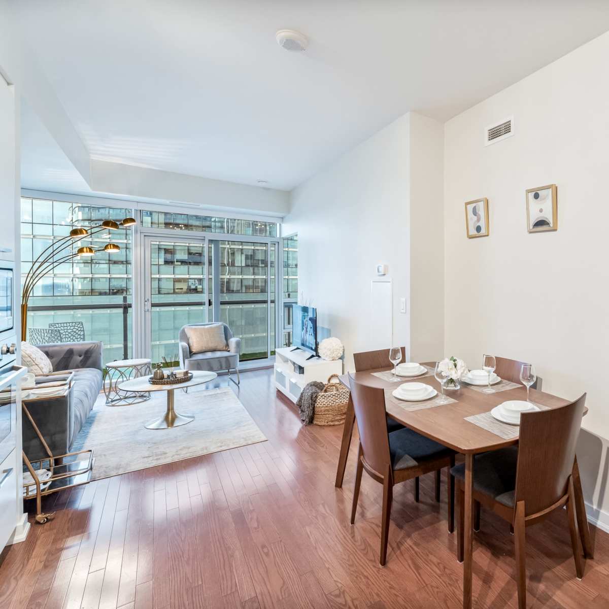 Luxury Suit CN - Lake Views in Toronto Image in Downtown Toronto, Toronto, ON