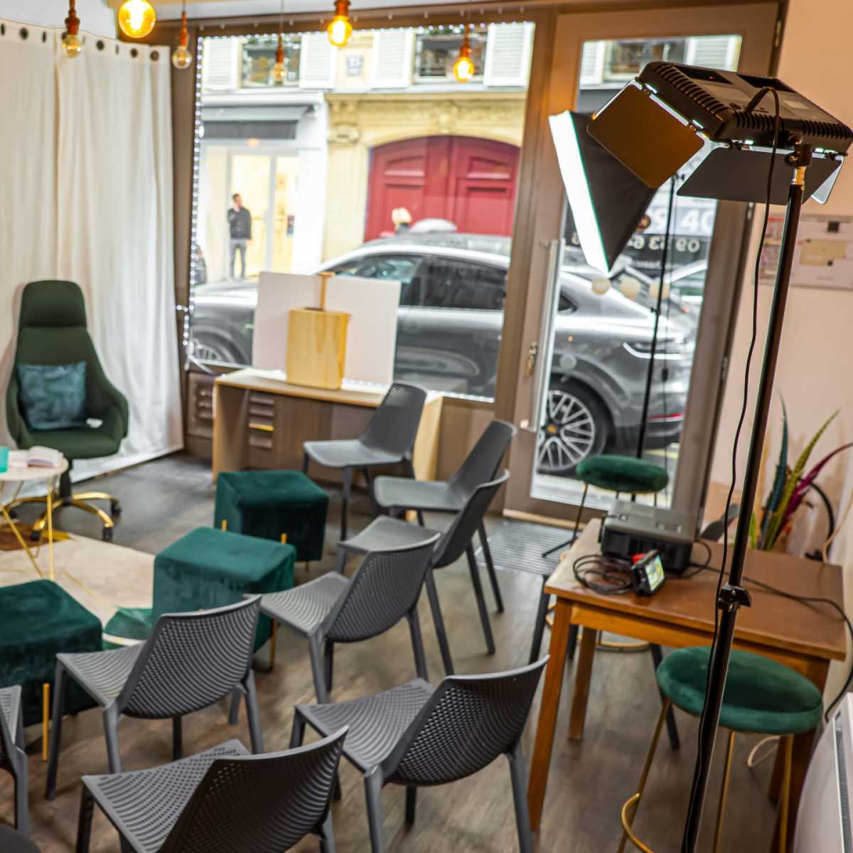 Organisez vos réunions, formations ou présentations dans le triangle d'or de Paris in Paris Image dans Saint-Philippe-du-Roule, Paris, 
