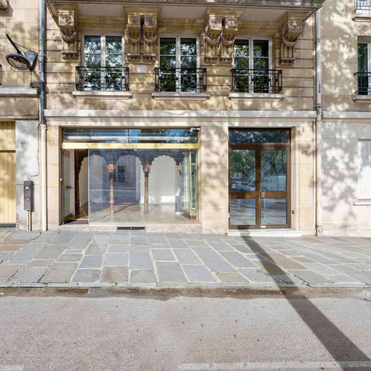 Magnifique galerie d'art au centre de Paris sur quais de Seine face Ile Saint-Louis in paris Image in Quartier Saint-Paul, paris, 