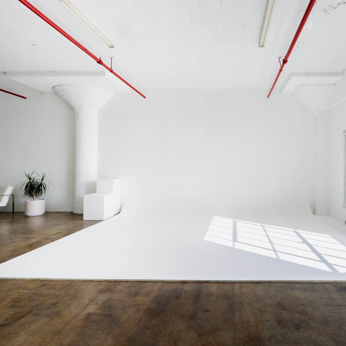 White, Natural Light Studio with Cyc Wall, Equipment, and AC | DTLA [01] in Los Angeles Image in Central LA, Los Angeles, CA