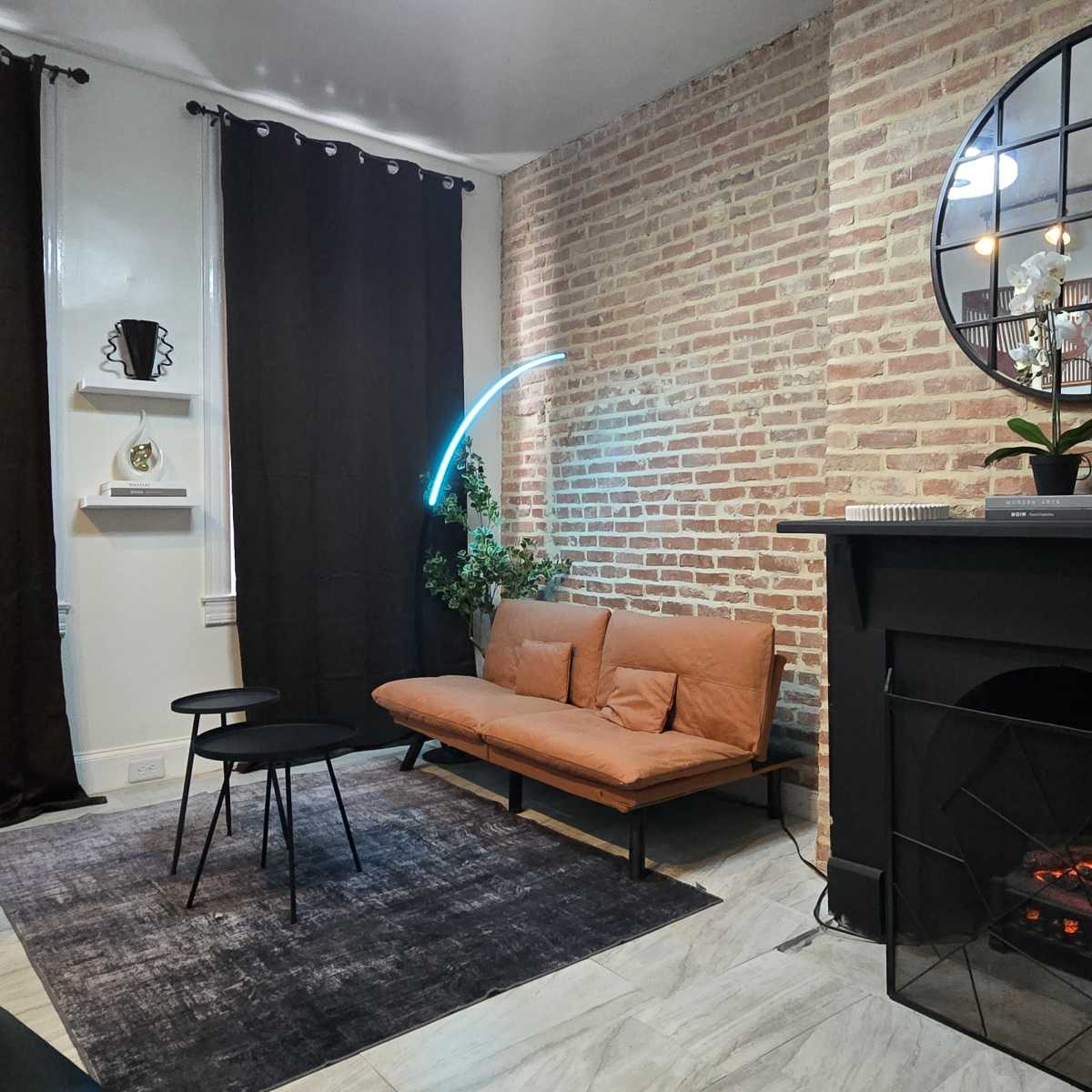 Downtown loft/boho decor aparrment with high ceilings in Baltimore Image in Charles North, Baltimore, MD