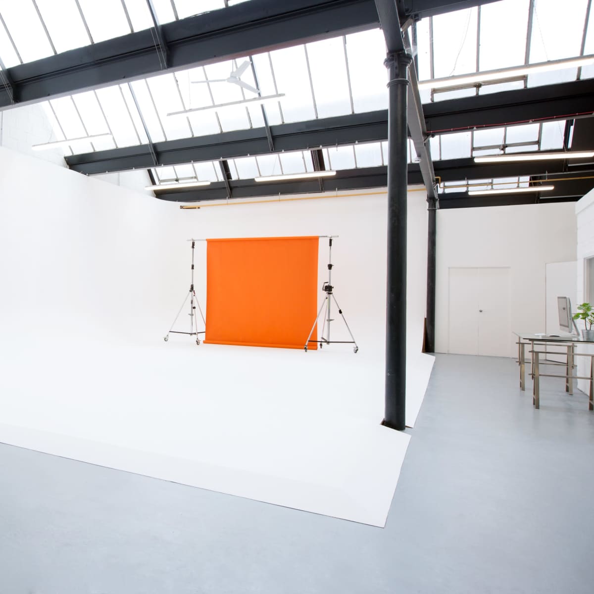 Extra Large Drive in Studio Space With Infinity cove, London ...