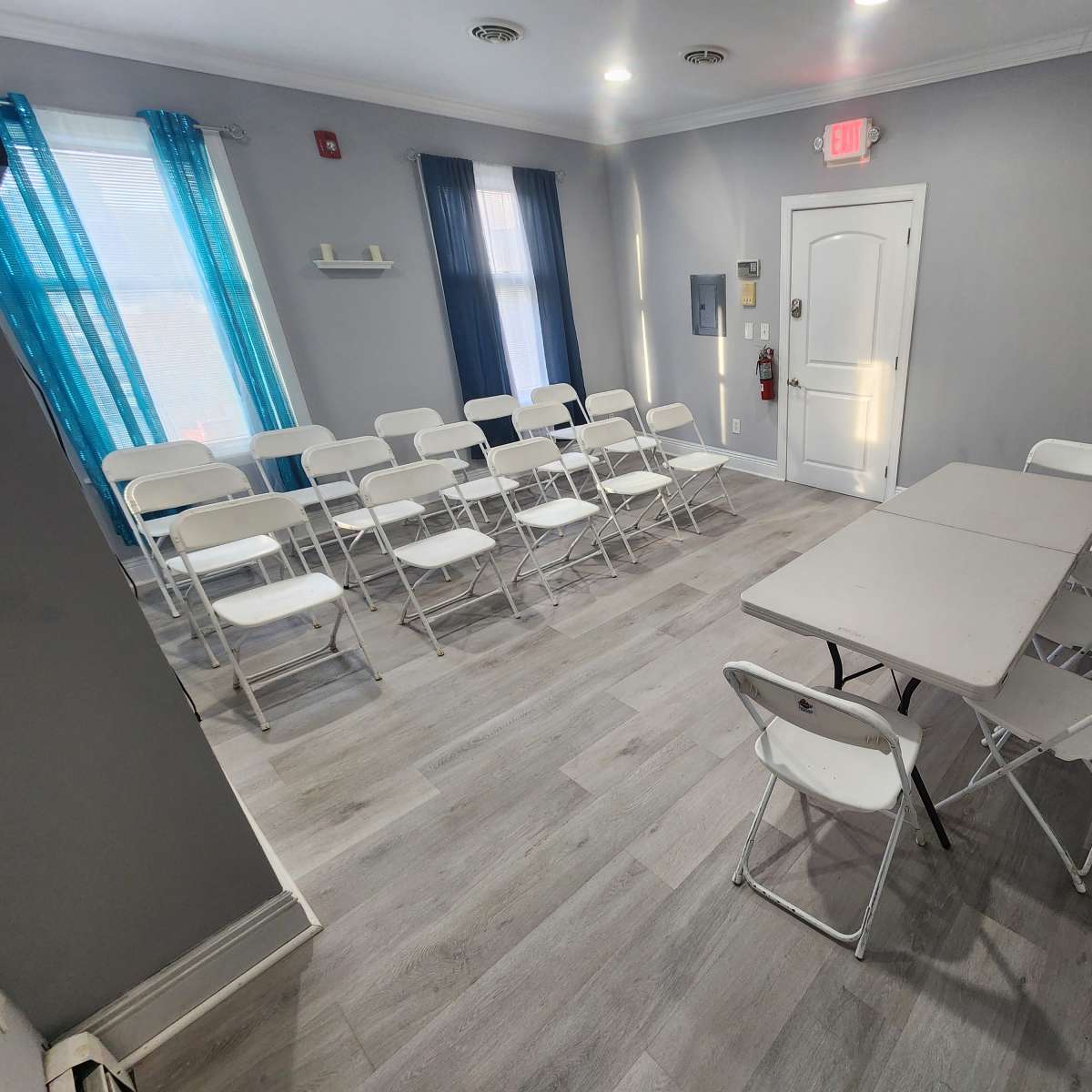 Cozy Studio Space for Photo Shoots, Makeup Artists and Small Events