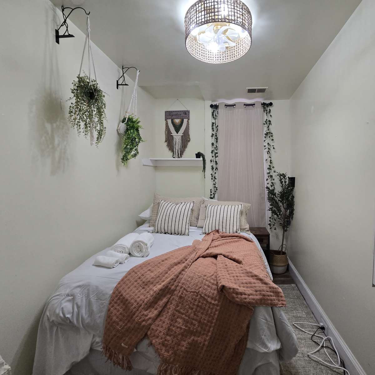 Downtown loft/boho decor aparrment with high ceilings in Baltimore Image in Charles North, Baltimore, MD