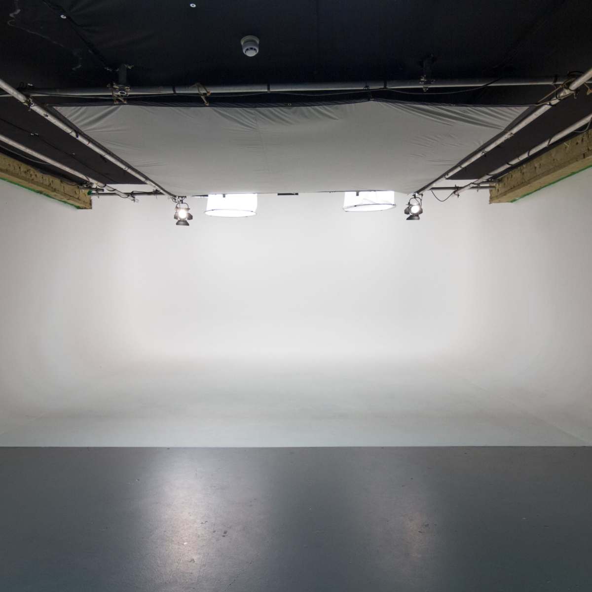 White Cove Photography / Filming Studio - Lighting included in London Image in Lambeth, London, ENG