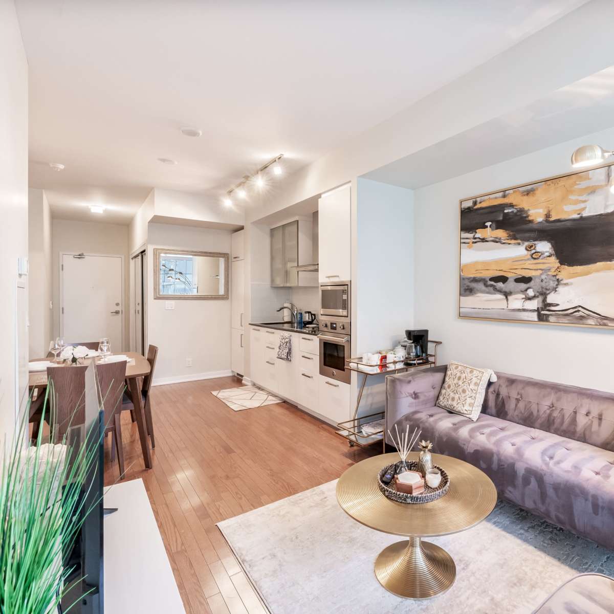 Luxury Suit CN - Lake Views in Toronto Image in Downtown Toronto, Toronto, ON