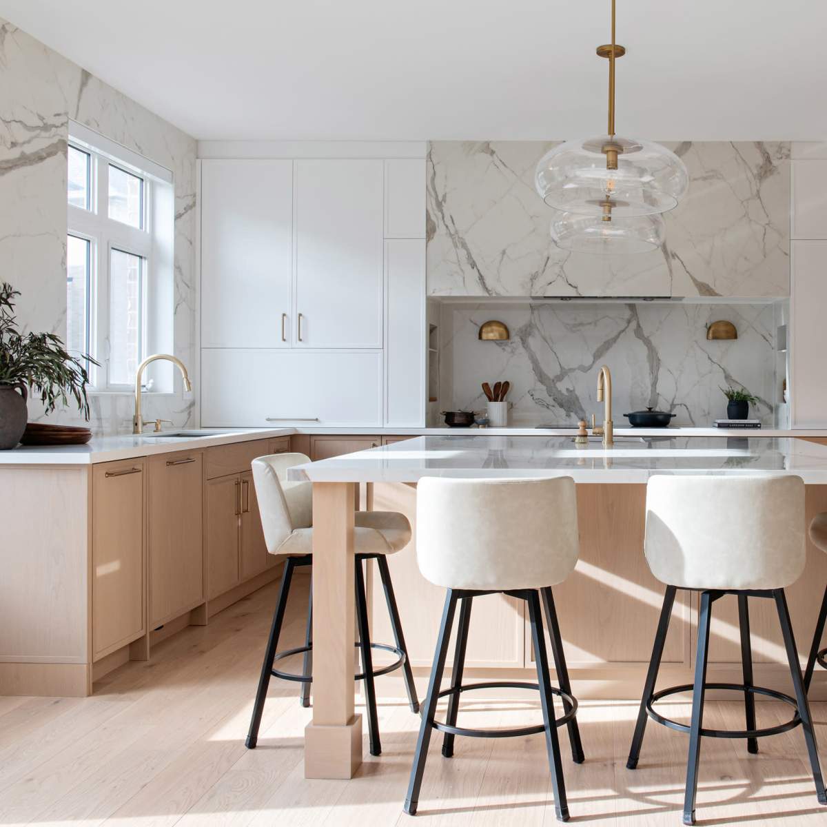 Luxury designer kitchen available for photoshoots and film in the GTA in Holland Landing Image in East Gwillimbury, Holland Landing, ON