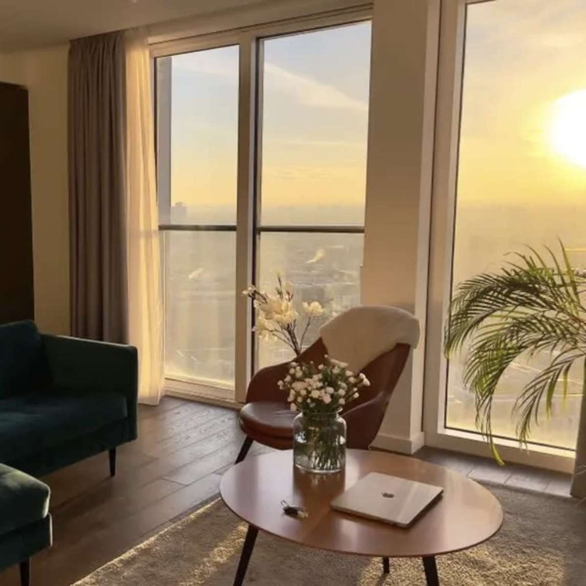 Natural Sun Light Skyline City View Cozy Modern Apartment in London Image in East Village, London, ENG