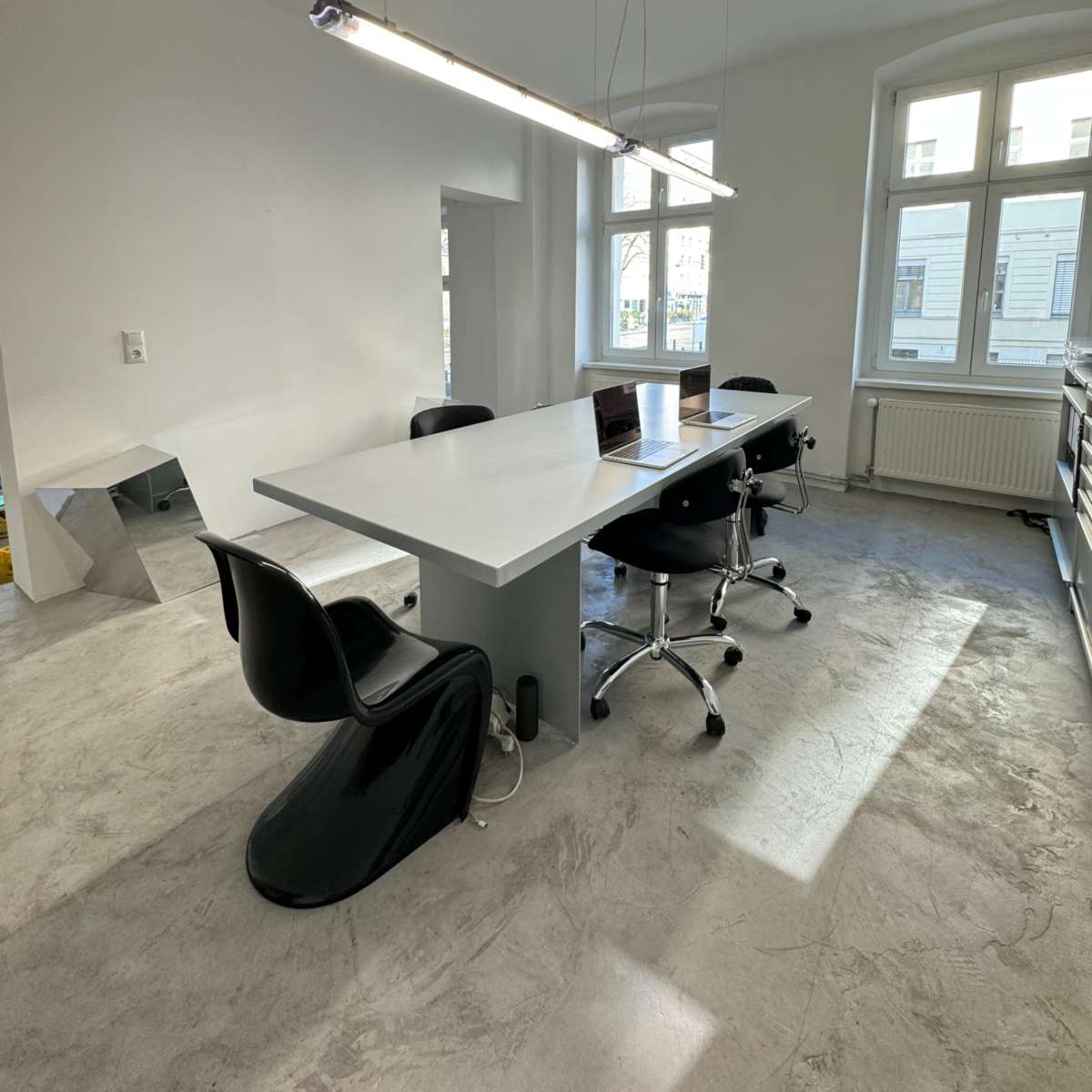 Exklusiver Event- und Office Space – Ein Design-Meisterwerk mit einzigartigen Möbeln und außergewöhnlichen Objekten. in Berlin Image in Mitte, Berlin, 