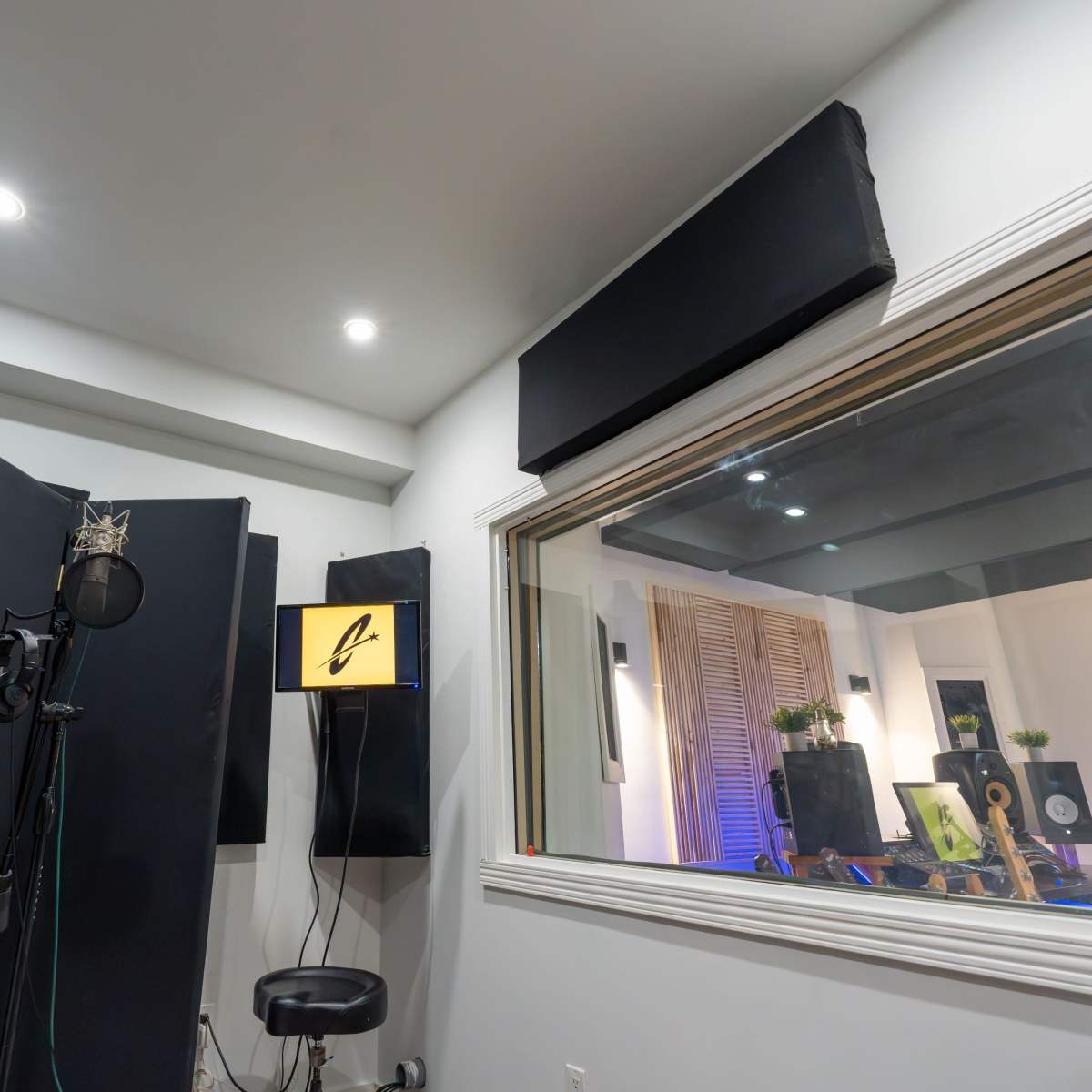 Urban Unit with Acoustically Treated Studio & Content Creation Facility in vaughan Image in Woodbridge, vaughan, ON