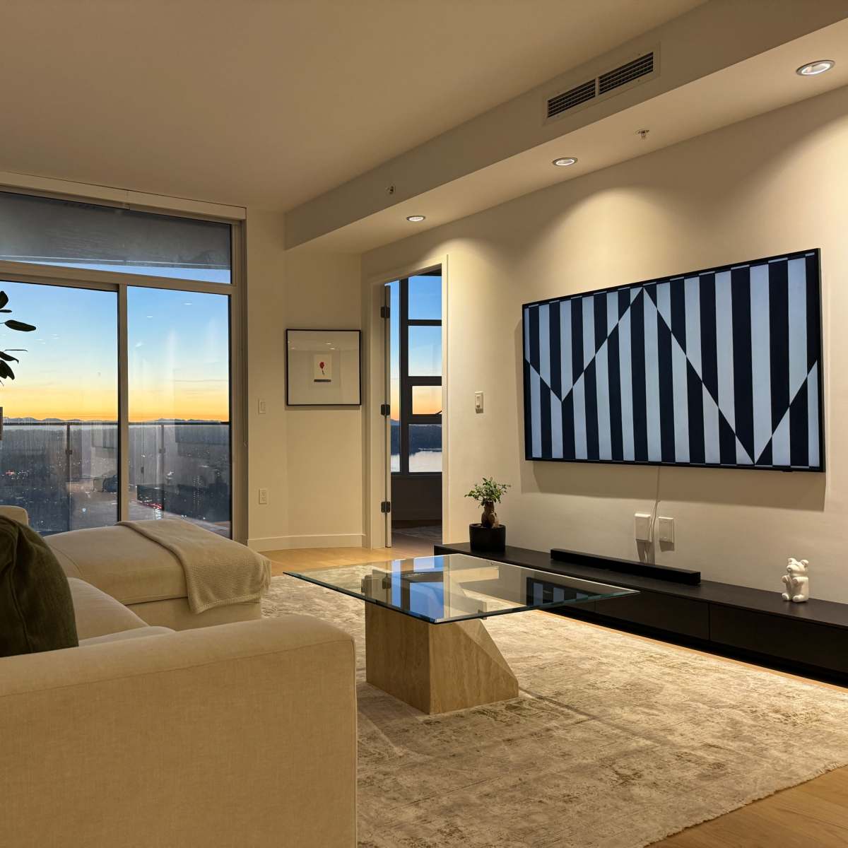 Stunning 1-Bedroom on 40th Floor with Breathtaking Mountain & City Views in the Heart of Yaletown in Vancouver Image in Central Vancouver, Vancouver, BC