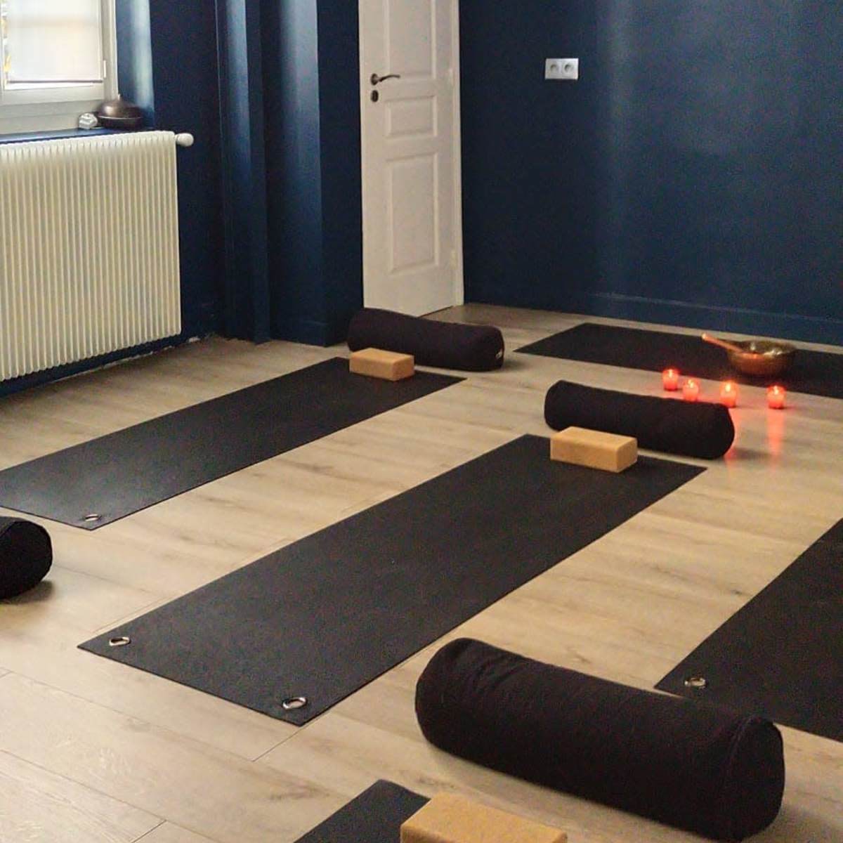 Salle de yoga pour petit groupe dans un studio entouré de verdure in Boulogne-Billancourt, Image in Parchamp–Albert Kahn, Boulogne-Billancourt,, 