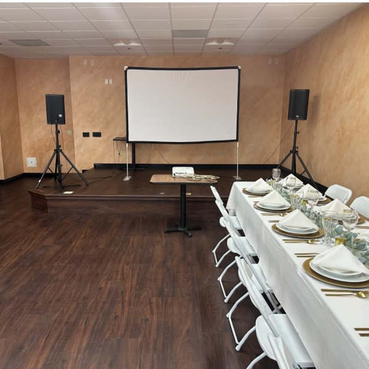 Roomy adjacent to Mediterranean restaurant. Very convenient location by freeway exits. in Murrieta Image in Murrieta, Murrieta, CA