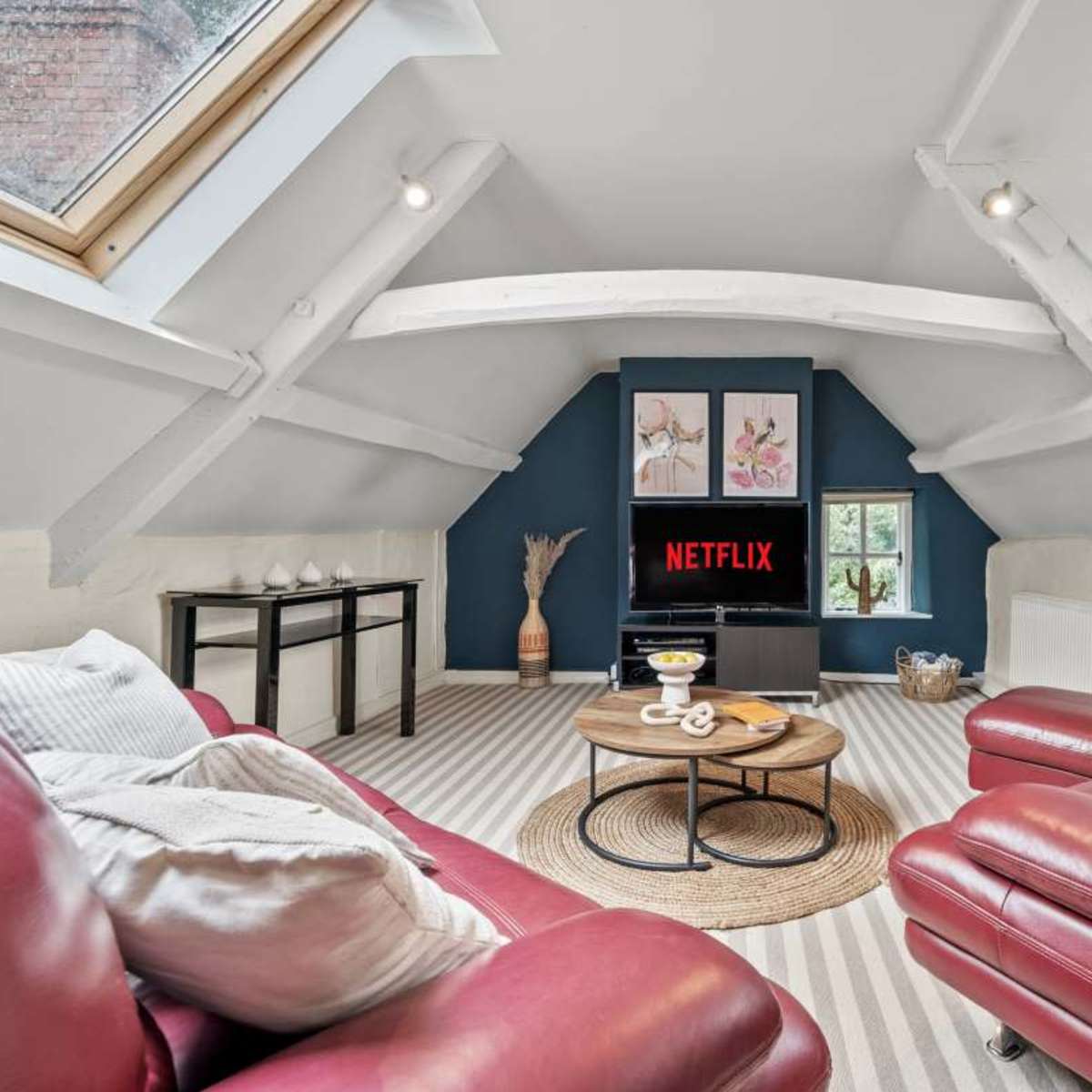 2-BR Cosy & Beautiful Loft in Cotswold w/ Parking - Norcote Loft in Cirencester Image in Lower Norcote, Cirencester, ENG