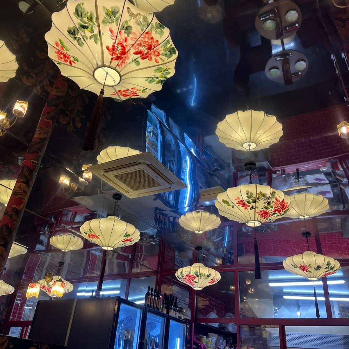 Restaurant-Bar ambiance film romantique et mafieu chinois in Paris Image in Porte-Saint-Martin, Paris, 