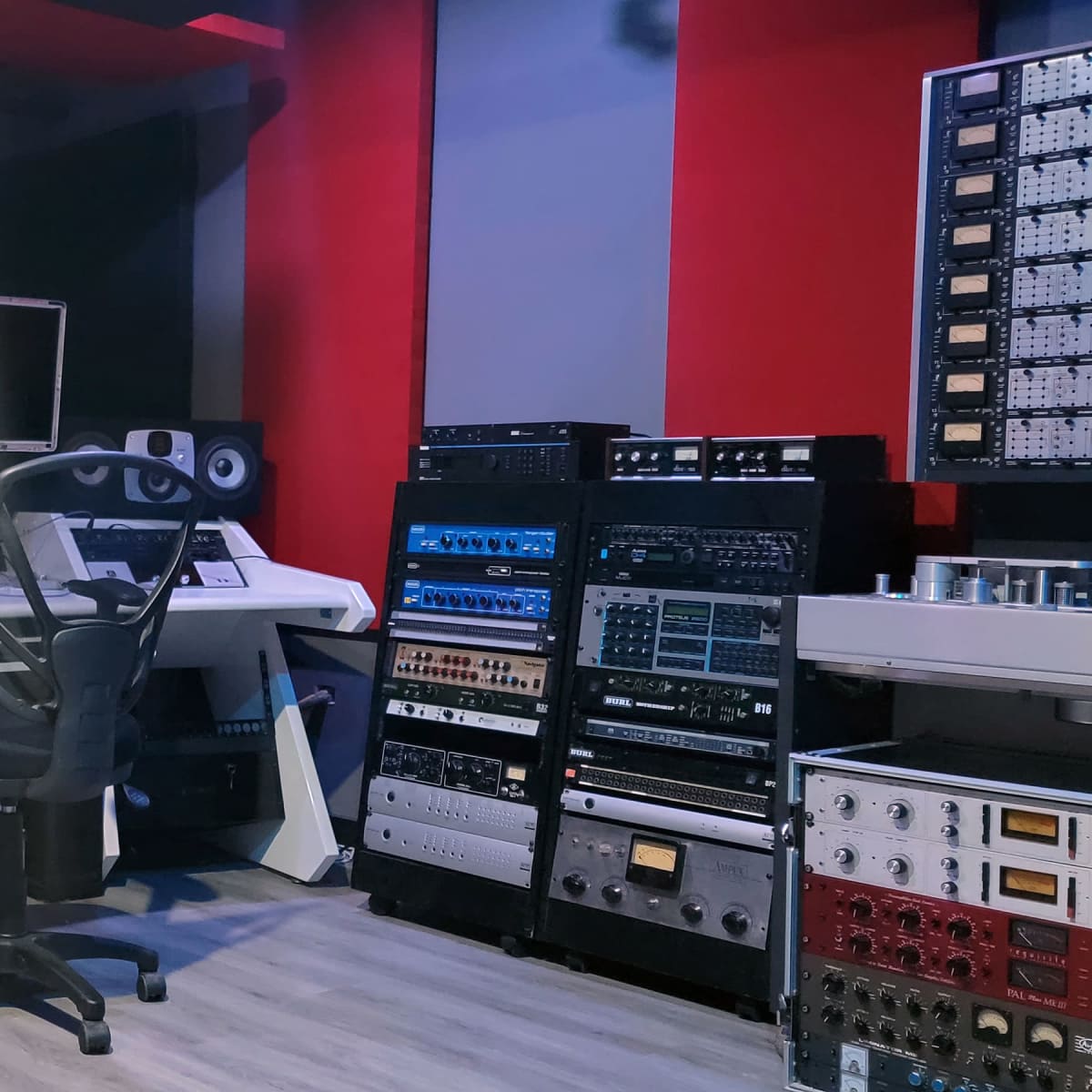 Media Production Complex: Cyc Video Studio / Photo Studio Wall / Pre ...