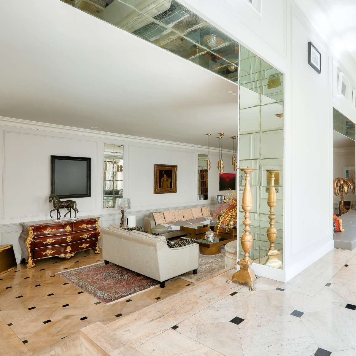 Luxury Parisian Apartment in an Historical Building in Paris 4e Arrondissement Image in Beaubourg, Paris 4e Arrondissement, 