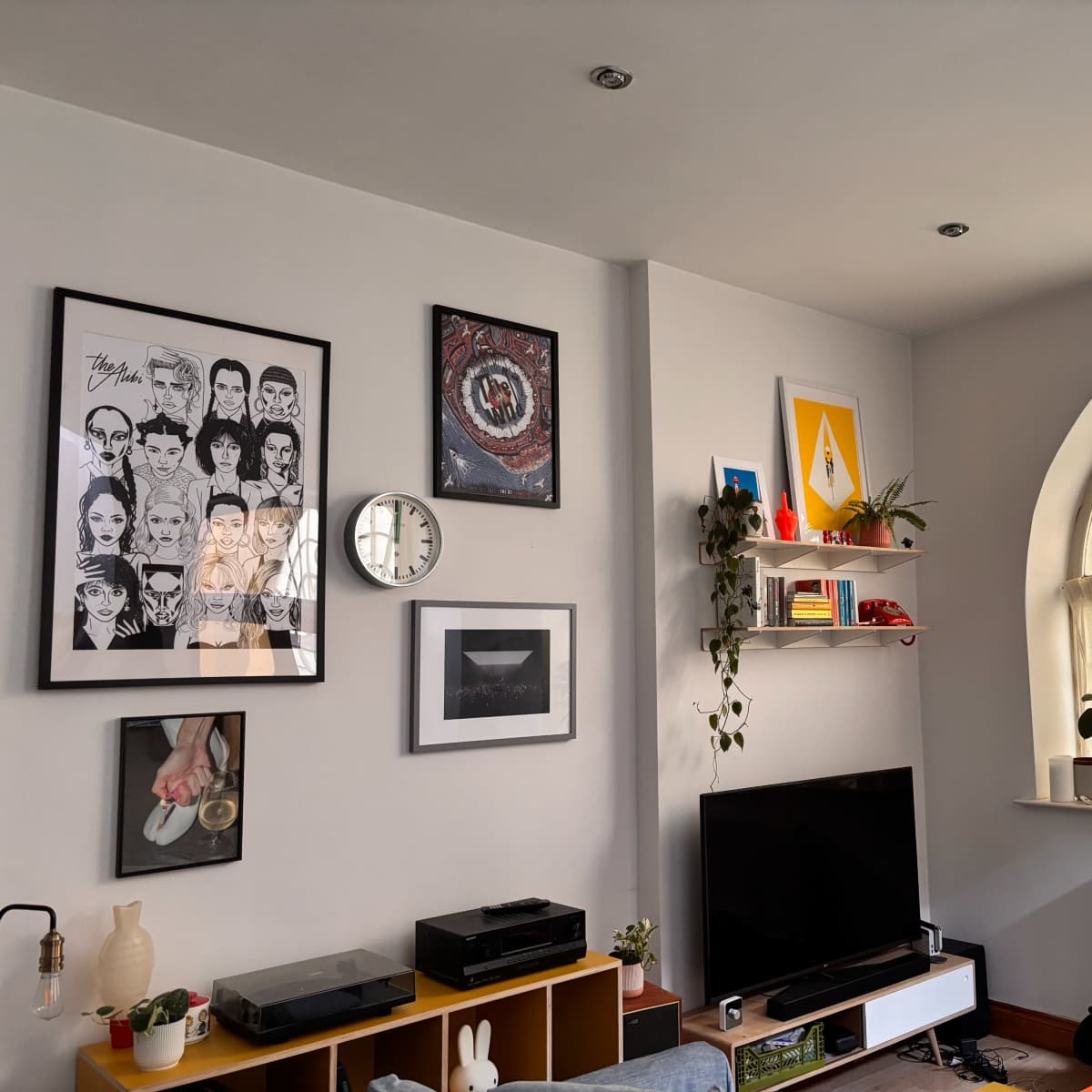 Converted factory apartment with high ceilings & archway windows. in London Image in Upton Park, London, ENG