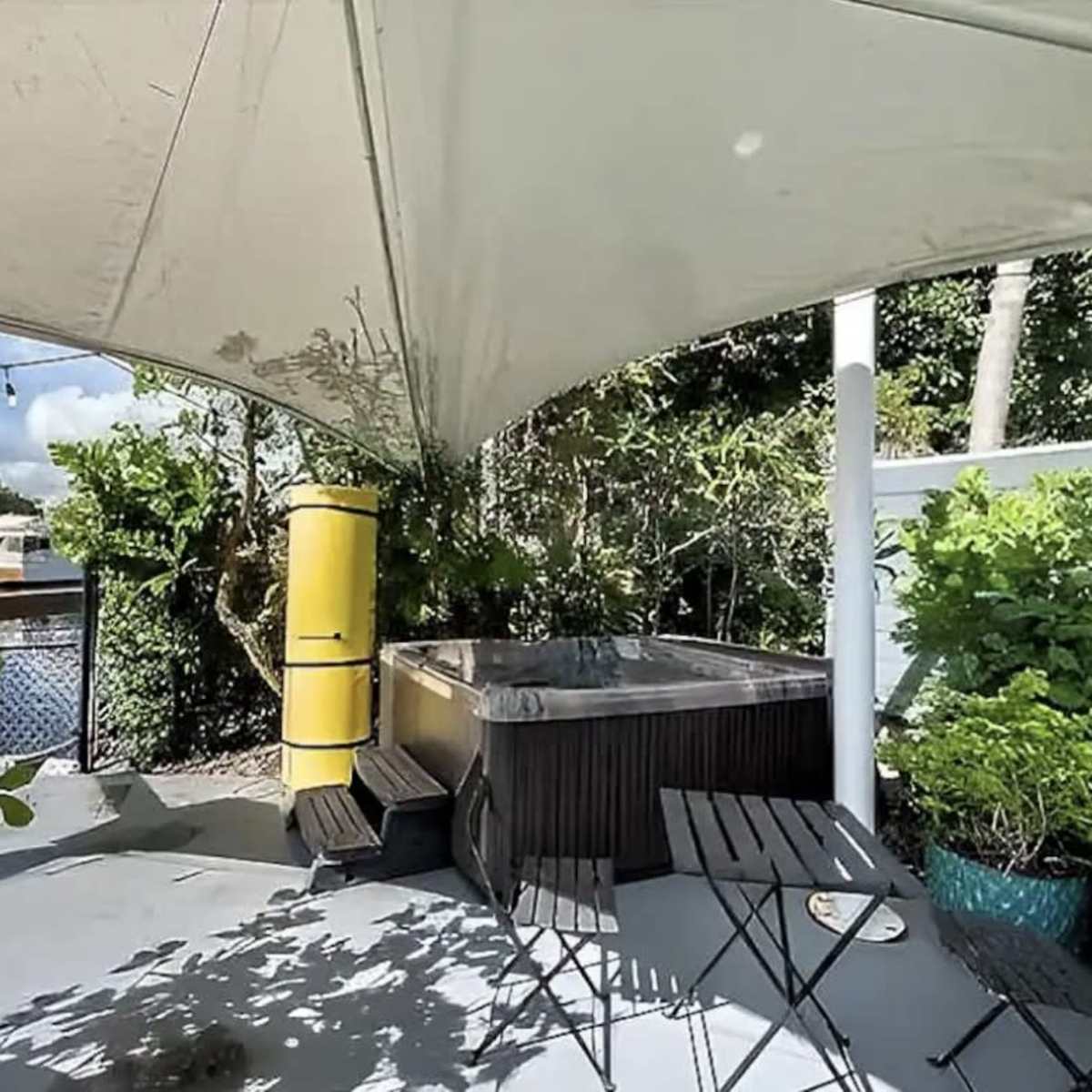 Villa on the Miami River with Spacious Garden, BBQ Grill, Pool, Hot Tub