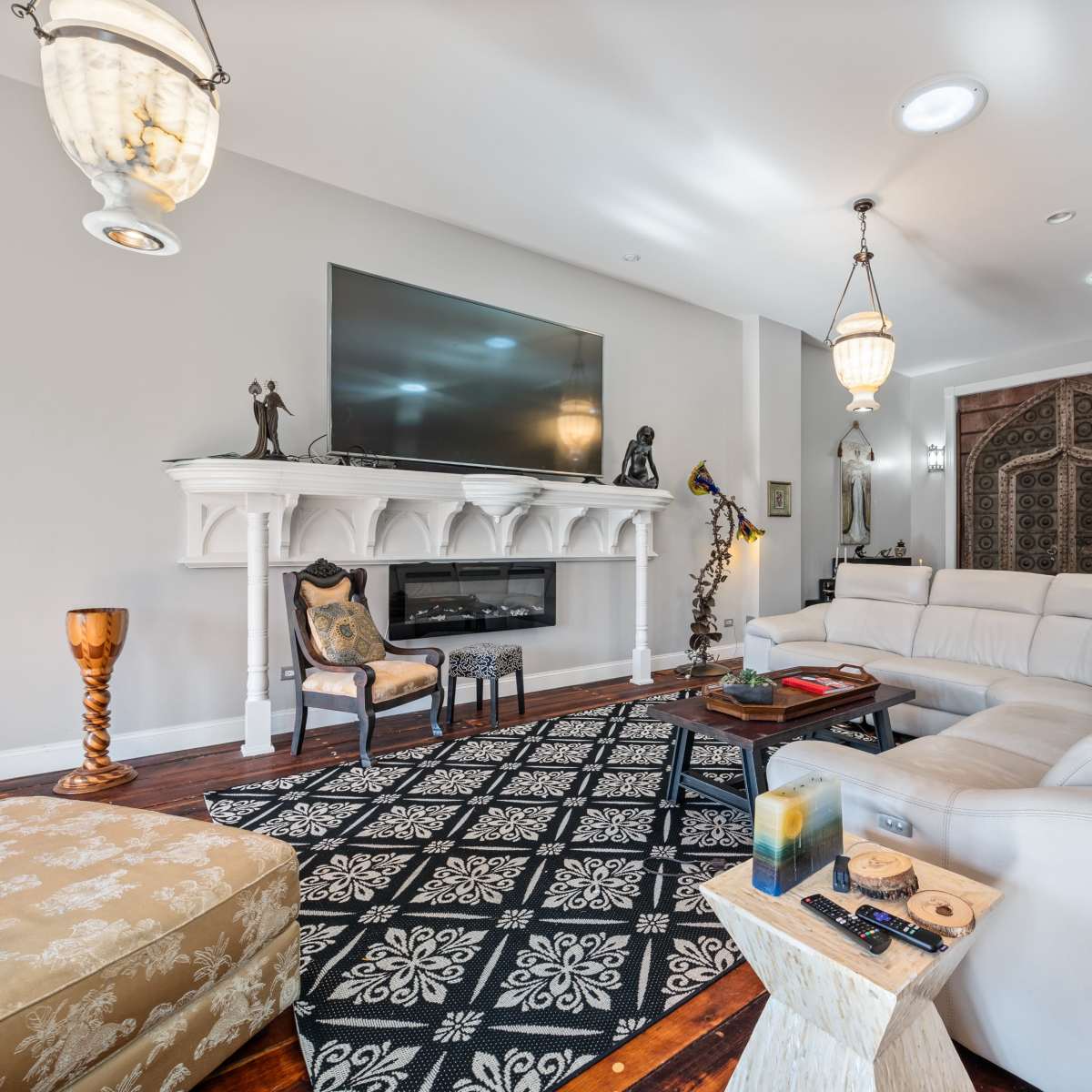 Image showcasing Gorgeous Open Floor Penthouse w/ French Doors & 2 Bedrooms, Forest Park ...