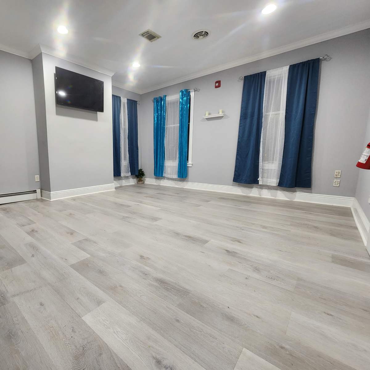 Cozy Studio Space for Photo Shoots, Makeup Artists and Small Events